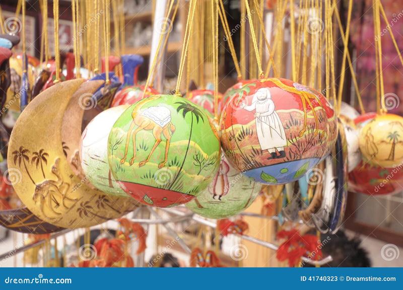 Tradycyjne tkaniny i biżuteria