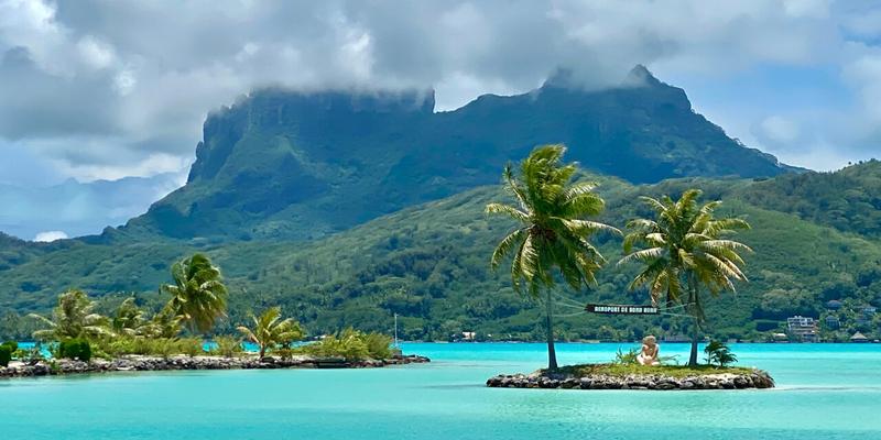 Ile trwa lot na Polinezję Francuską? Sprawdź czas podróży do rajskiego zakątka!