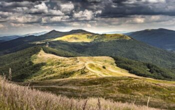 Bieszczady: Jak dojechać PKP i odkryć ich urokliwe zakątki?