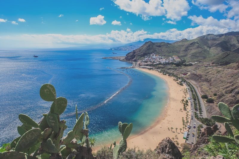 Jak długo trwa lot z Berlina na Teneryfę? Przewodnik po czasie podróży