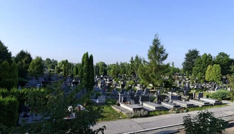 Jak dojechać na cmentarz Batowice? Praktyczny przewodnik dla odwiedzających