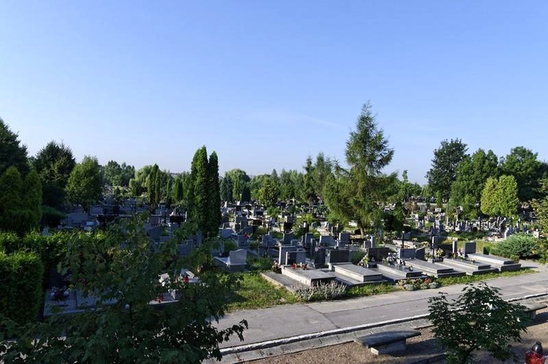 Jak dojechać na cmentarz Batowice? Praktyczny przewodnik dla odwiedzających