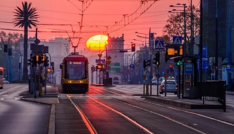 Jak wygodnie dojechać w Warszawie i kupić bilet na transport publiczny?