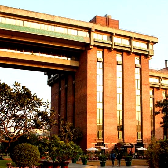 Ile czasu zajmuje lot z Warszawy do New Delhii? Sprawdź, co warto wiedzieć!