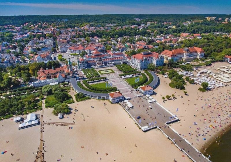 Jak dotrzeć z dworca PKP w Sopocie na molo? Praktyczny przewodnik