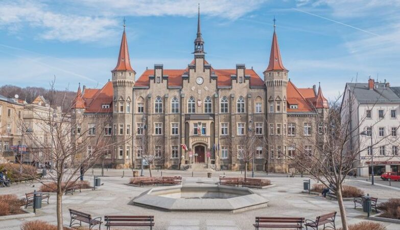 Jak skutecznie dojechać do Wałbrzycha? Praktyczny przewodnik dla podróżnych