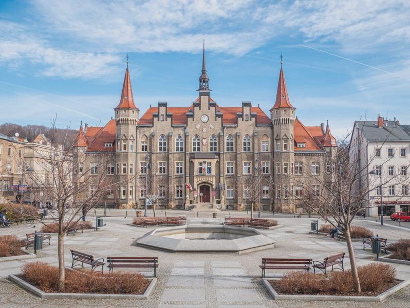 Jak skutecznie dojechać do Wałbrzycha? Praktyczny przewodnik dla podróżnych