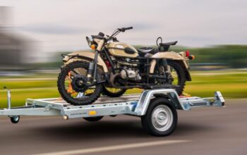Jak skutecznie wjechać motocyklem na przyczepę – praktyczne porady dla każdego motocyklisty