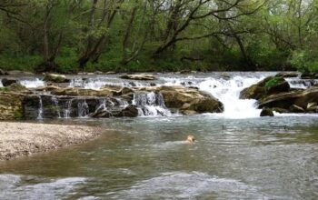 Odkryj wodospad na Olszance: Jak dojechać do tego ukrytego skarbu?