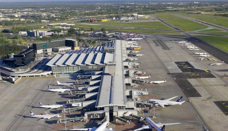 Jak dojechać z PKP Warszawa na lotnisko: szybkie trasy i praktyczne porady
