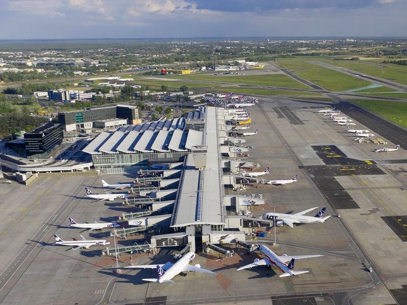 Jak dojechać z PKP Warszawa na lotnisko: szybkie trasy i praktyczne porady