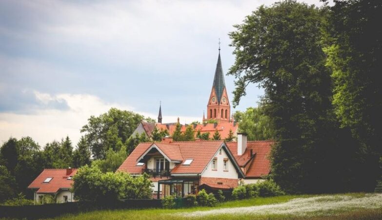 Jak dojechać pociągiem do Gietrzwałdu? Trasa, przesiadki i praktyczne wskazówki