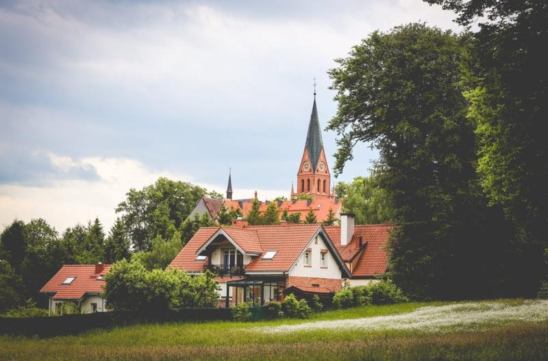 Jak dojechać pociągiem do Gietrzwałdu? Trasa, przesiadki i praktyczne wskazówki