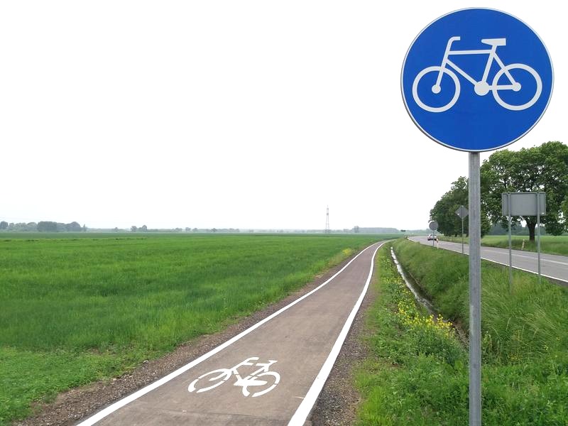 Kiedy trzeba korzystać ze ścieżki rowerowej? Zasady i wyjątki dla rowerzystów