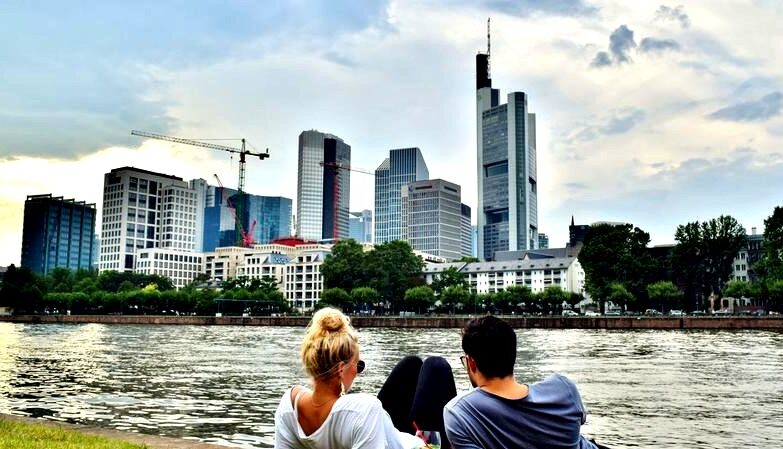 Ile zajmuje lot z Krakowa do Frankfurtu? Czas podróży w praktyce
